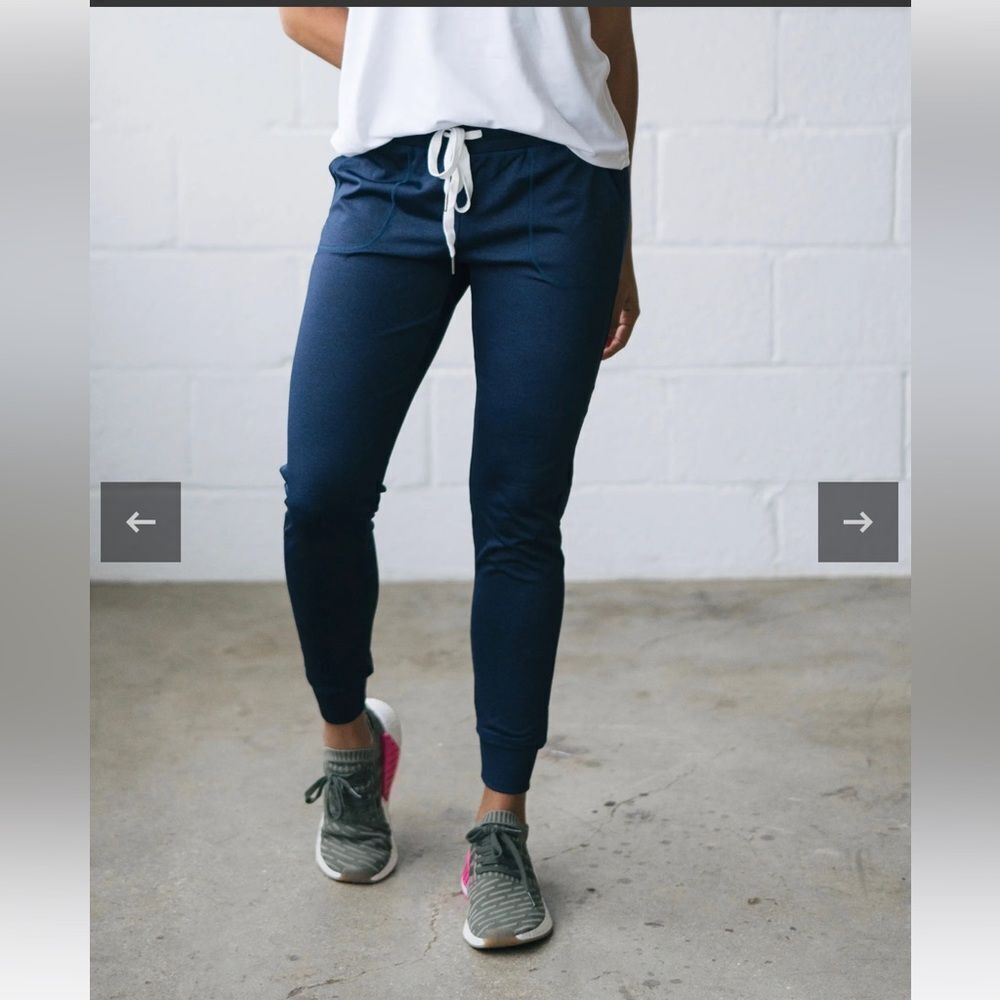 EXCELLENT CONDITION WOMEN’S SIZE SMALL ZYIA NAVY COZY JOGGERS